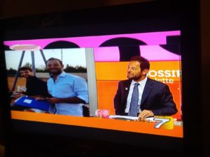 Foto di Matteo mentre stava informando sul programma TV in diretta