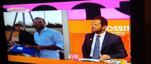 Foto di Matteo mentre stava informando sul programma TV in diretta